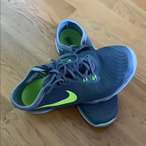 Like new! Perfect for travel, cross training shoe